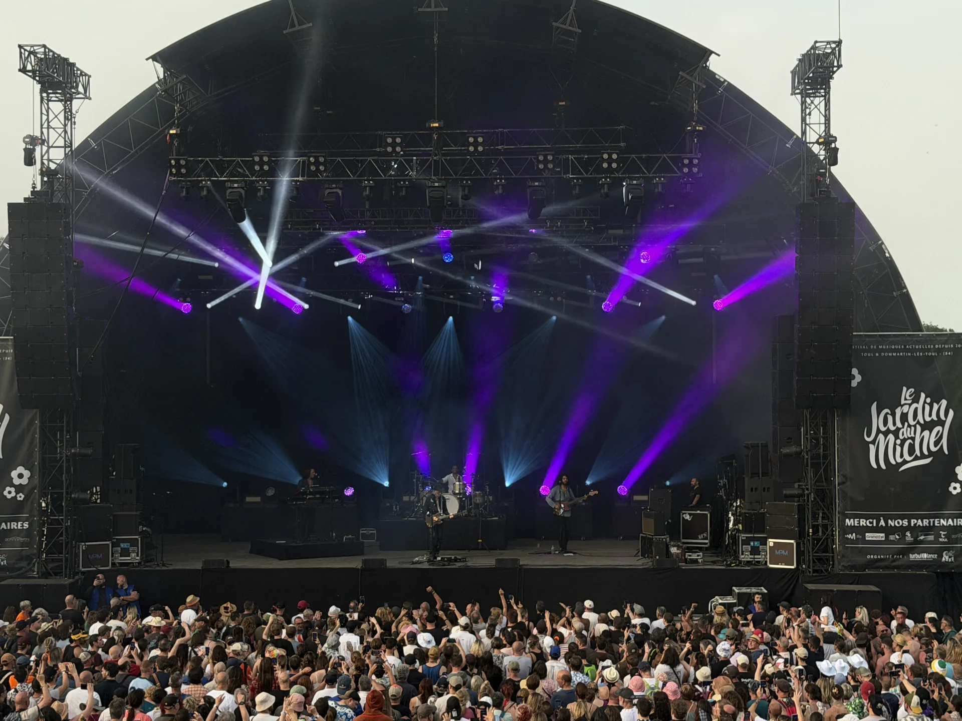 Festival, faisceaux violets